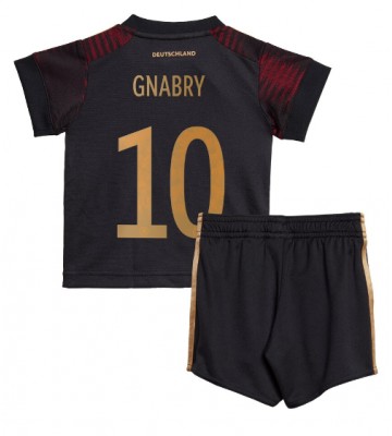 Tyskland Serge Gnabry #10 babykläder Bortatröja barn VM 2022 Korta ärmar (+ Korta byxor)
